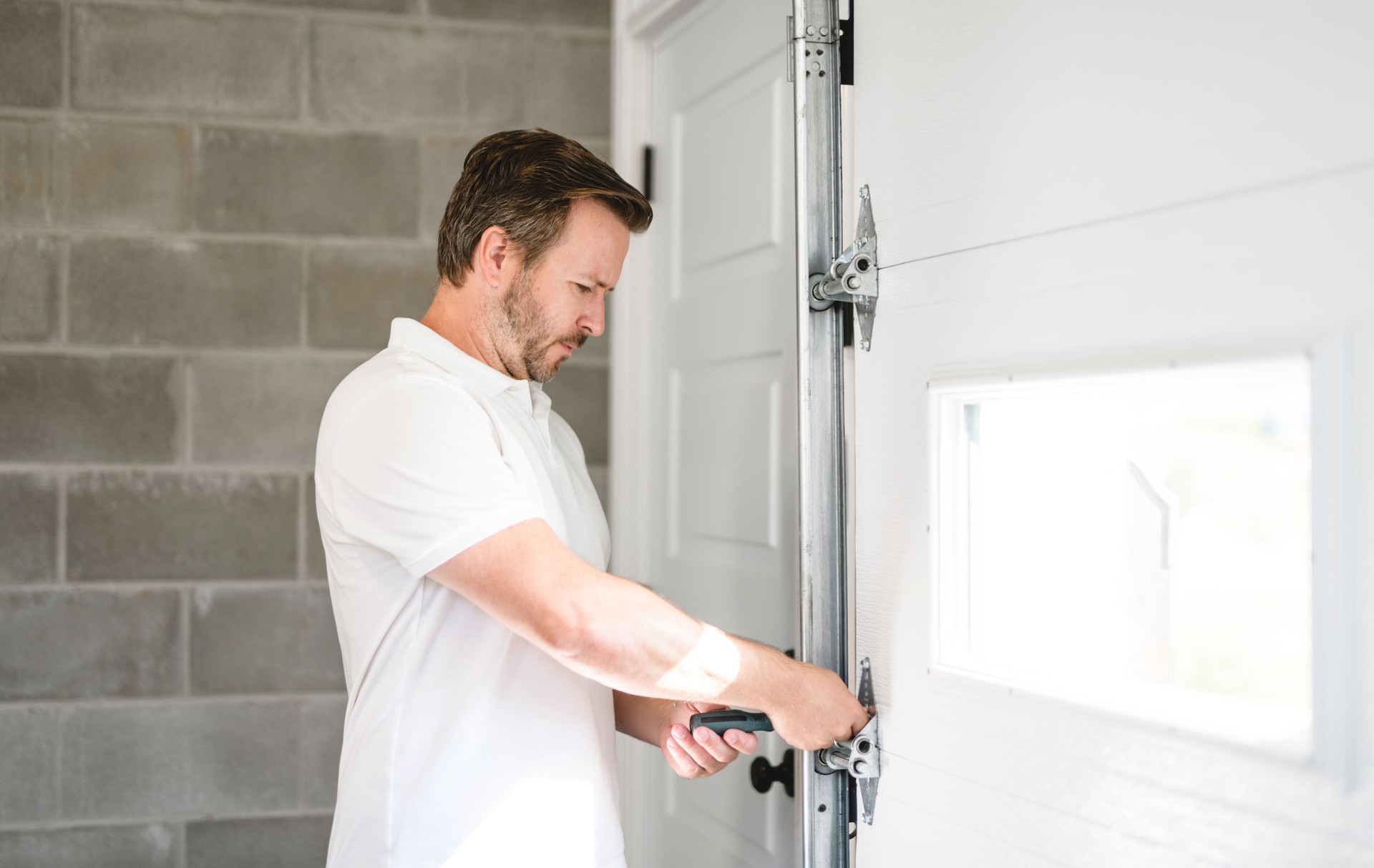 A men inspector or Fixing a garage door